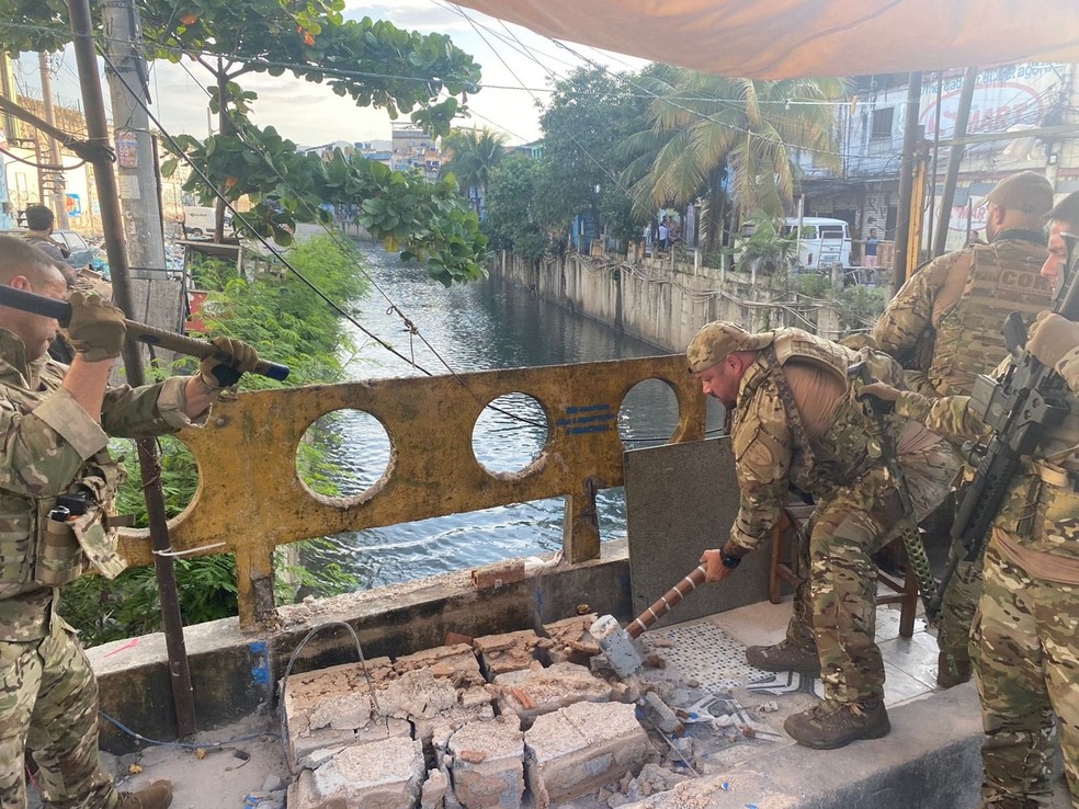 Agentes usaram marretas para demolir memorial — Foto: Recebido por WhatsApp