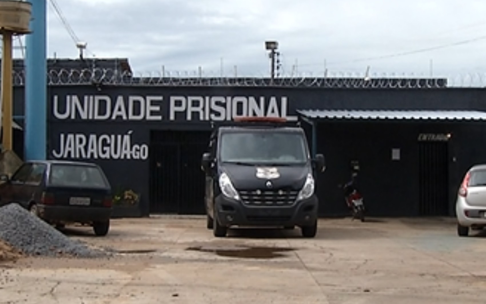 Três ex-vigilantes penitenciários são indiciados por dar regalias a preso em troca de lanches, em Jaraguá 