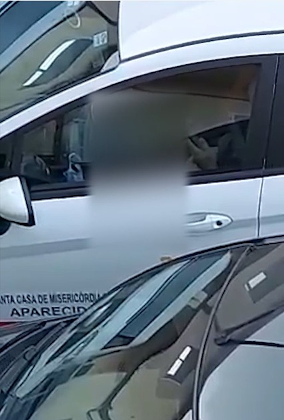 Motorista foi flagrado se masturbando em estacionamento de hospital — Foto: Reprodução