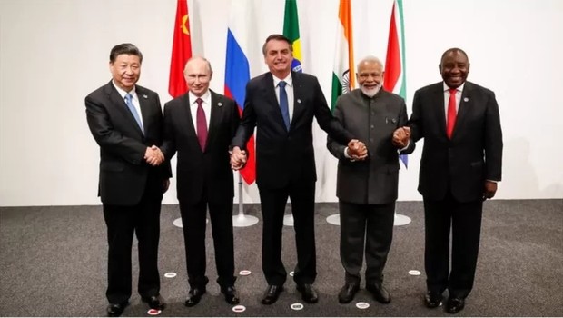 Da esquerda para a direita, os líderes de China, Rússia, Brasil, Índia e África do Sul em reunião dos Brics em 2019 (Foto: ALAN SANTOS/PR via BBC)