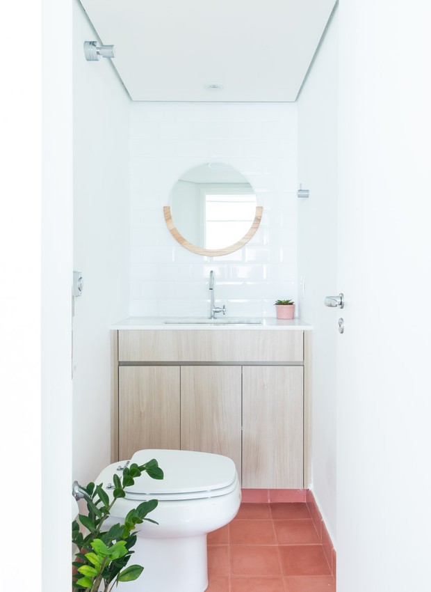 LAVABO | A realocação do lavabo foi uma das mudanças envolvidas na reforma. Marcenaria desenhada pelo Estúdio Minke e executada pela Proforma. (Foto: Divulgação)