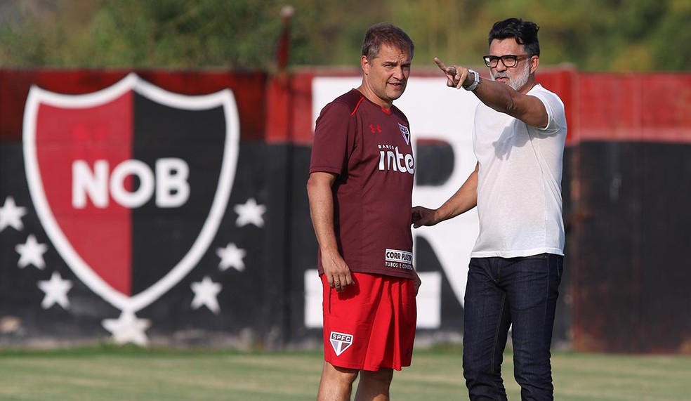 Diego Aguirre e Ricardo Rocha no CT do Newell's Old Boys, durante treino do São Paulo (Foto: Rubens Chiri / saopaulofc.net)