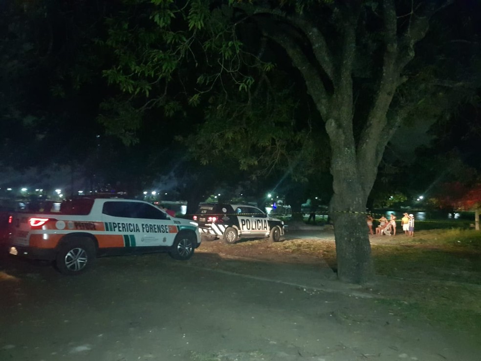 O homem de 22 anos, foi morto a tiros nas margens da Lagoa do Opaia, no bairro Vila União. — Foto: Rafaela Duarte/ SVM
