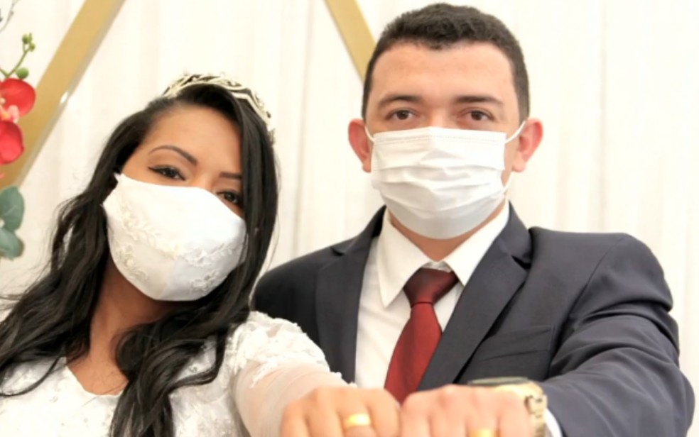 Casal realiza cerim?nia de casamento ap?s ser socorrido pela PRF, em Formosa ? Foto: Reprodu??o/TV Anhanguera