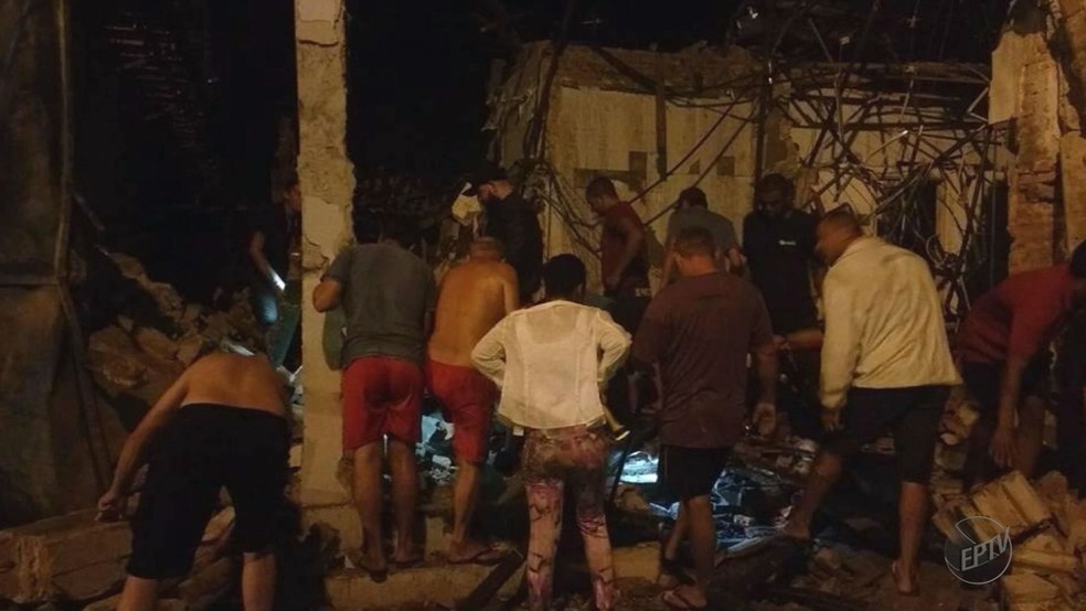 Moradores observam agência do Santander destruída após explosão em Guatapará (Foto: Reprodução/EPTV)