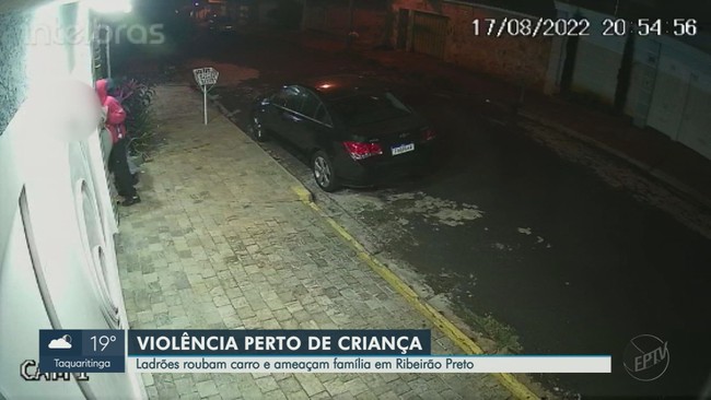 Famlia  vtima de roubo no bairro Lagoinha em Ribeiro Preto, SP