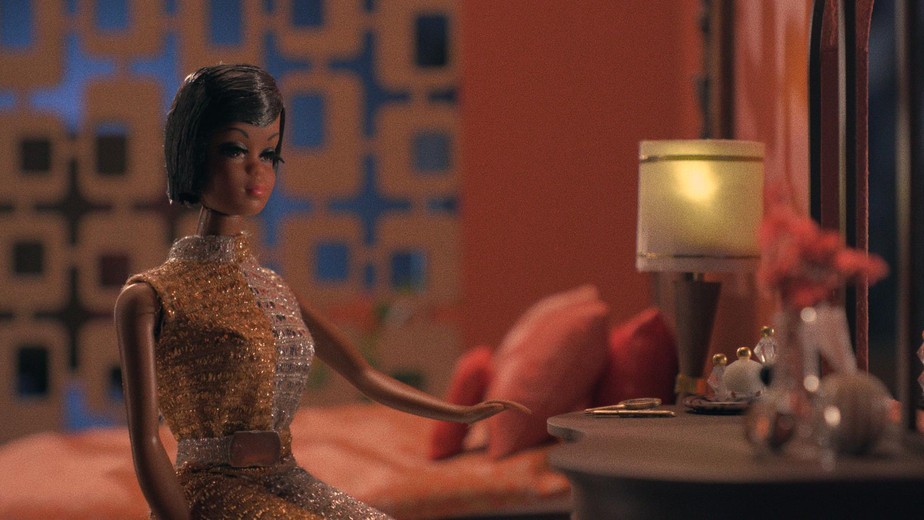 Cena de documentário sobre a Barbie negra