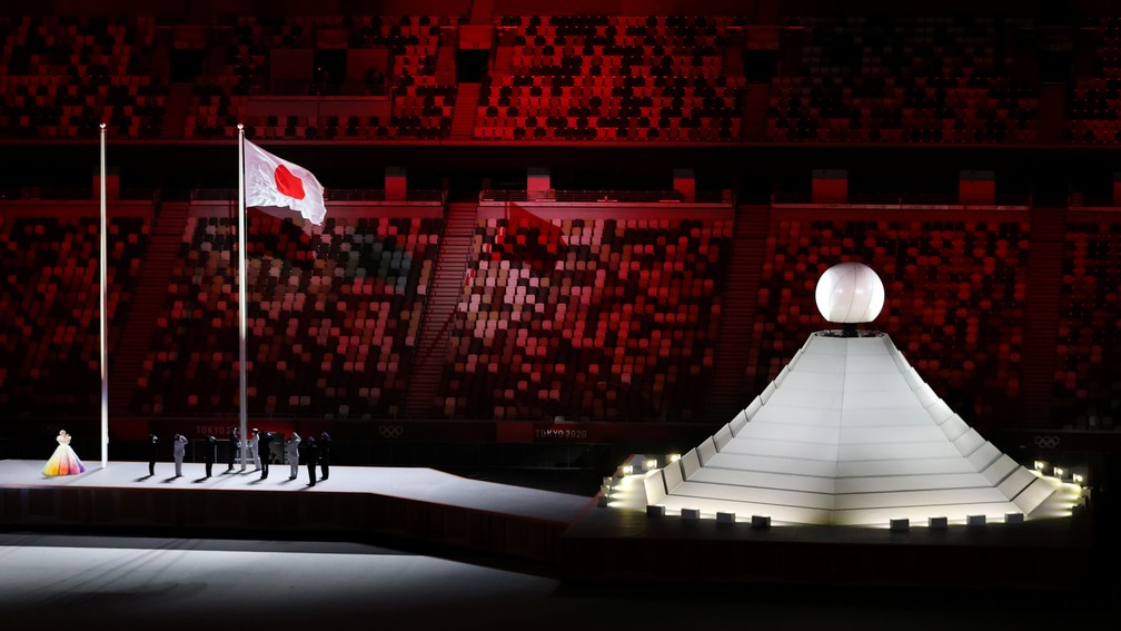 A bandeira do Japão é hasteada durante a cerimônia de abertura dos Jogos Olímpicos de Tóquio — Foto: Marko Djurica/Reuters