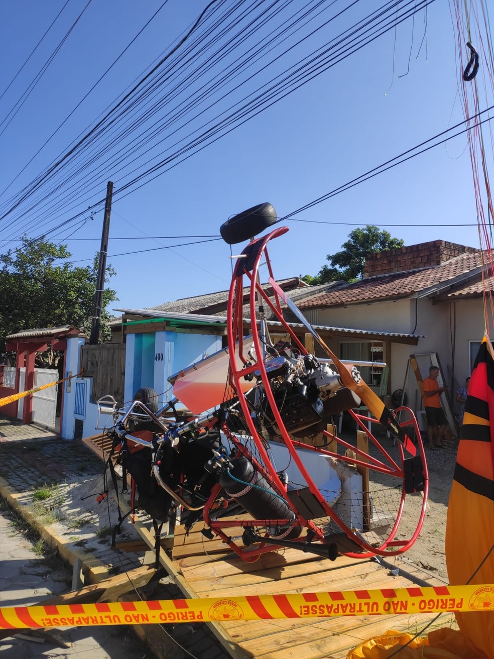 Paramotor caído em Bombinhas — Foto: CBM/Divulgação