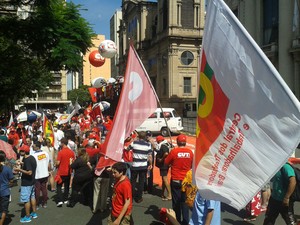 Organização estima a participação de 12 mil pessoas, enquanto BM diz que há 2 mil (Foto: Glaucius Oliveira/RBS TV)