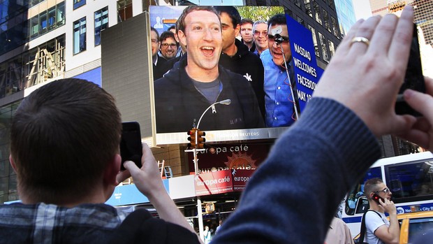 CEO do Facebook é visto em uma tela localizada na Times Square. Foram transmitidas cenas dos escritórios do Facebook em Menlo Park, na Califórnia, durante a estreia da rede social na bolsa (Foto: Shannon Stapleton/Reuters)