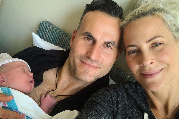 Brittany Daniel, o marido Adam Touni e a filha Hope (Foto: Reprodução/Instagram)