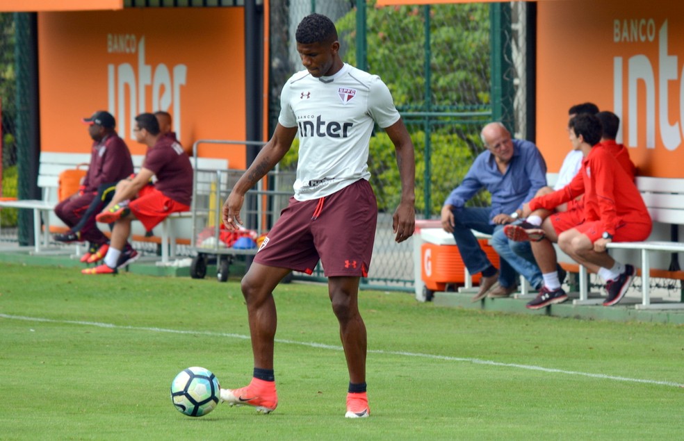 Arboleda deverá atuar no sábado, contra o Atlético-GO (Foto: Erico Leonan / site oficial do SPFC)