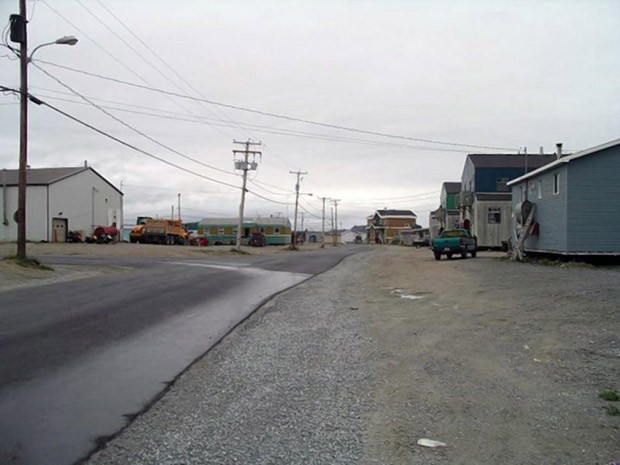 A pequena cidade de Tasiujaq, no Canadá, onde a jovem de 17 anos foi detida por perturbação da ordem em 2011 (Foto: Reprodução / Wikipedia)