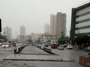 Canal da Avenida Aguanambi ficou alagado (Foto: Wânyffer Monteiro/TV Verdes Mares)