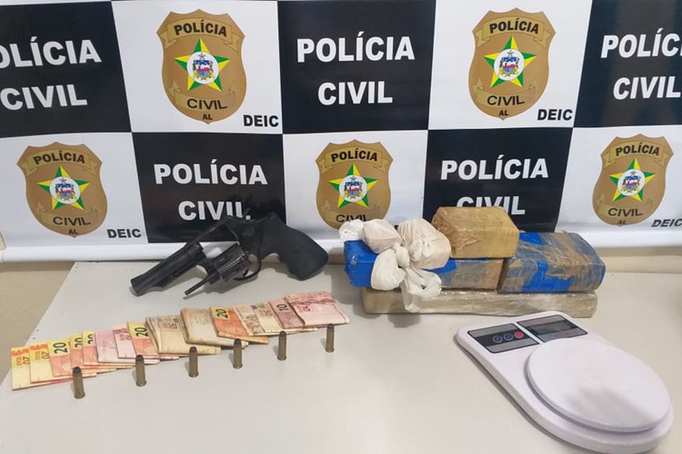 Mulher é presa com droga enterrada em buraco no quarto dos filhos em Rio Largo, AL — Foto: Polícia Civil