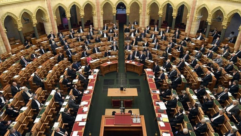 Maioria no Parlamento possibilitou que Orbán aprovasse nova Constituição e aprovasse leis controversas (Foto: Tamas Kovacs/EFE via BBC News)