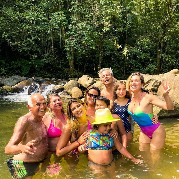 Giulia Costa divide registro de dia de diversão em família em cachoeira (Foto: Reprodução/ Instagram)