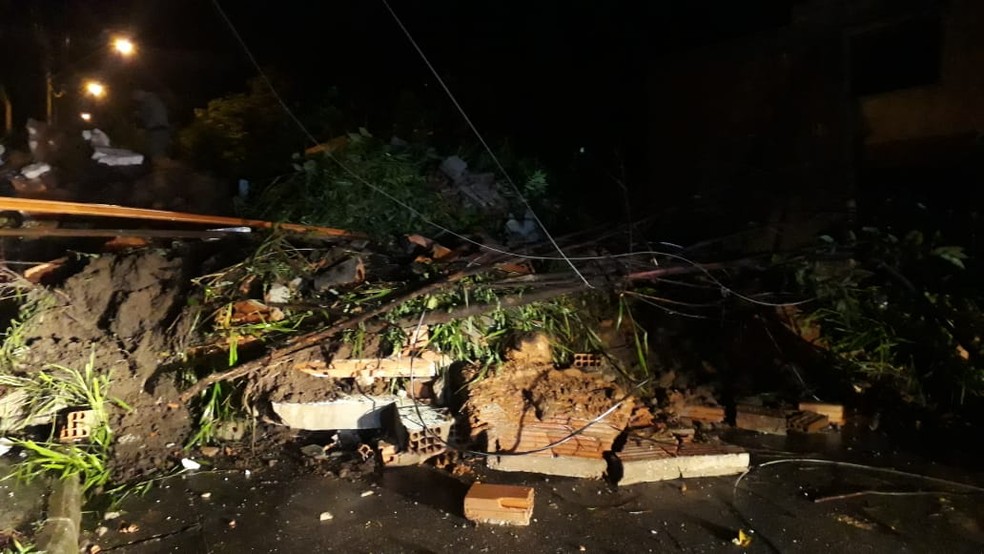 Casa desaba e deixa 4 soterrados em Betim (MG), na noite de sexta-feira (24) — Foto: Lucas Franco/TV Globo