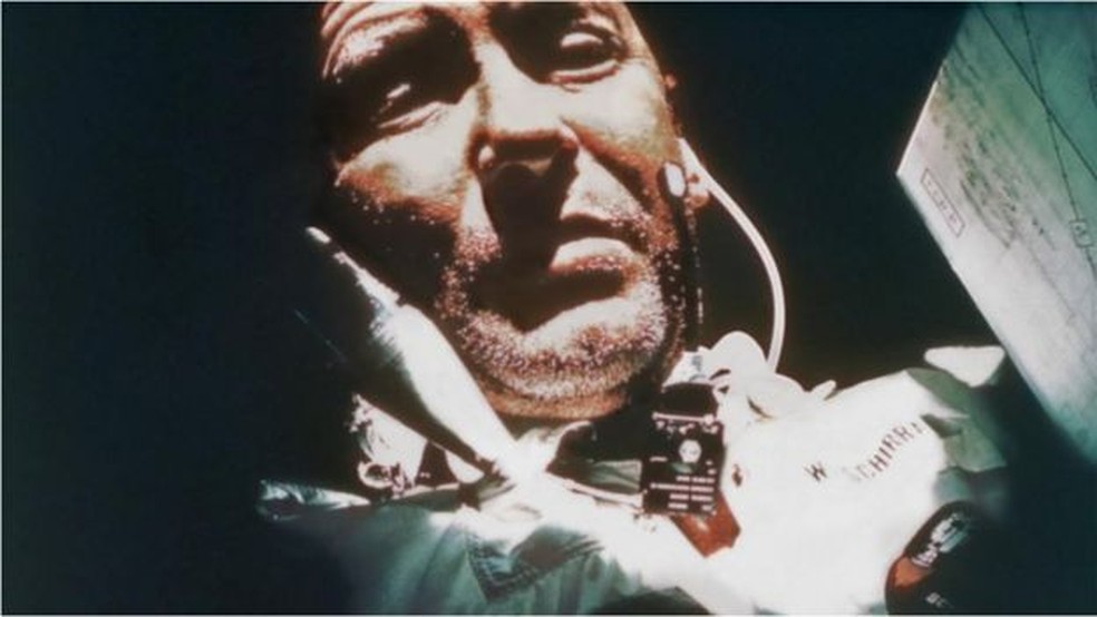 Wally Schirra foi o primeiro a descobrir os efeitos de um resfriado no espaço quando era comandante da Apollo 7 — Foto: Getty Images/Nasa
