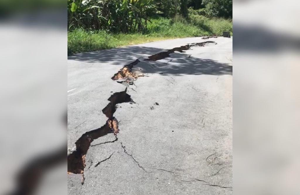 Fissura divide rodovia no Ceará e complica tráfego de veículos