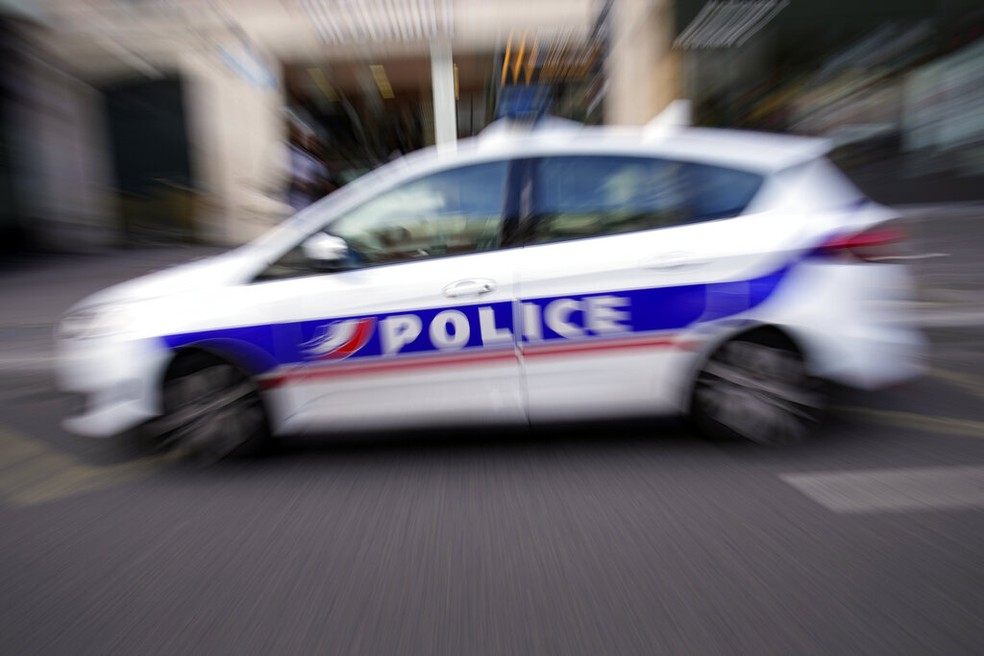 Corpo de adolescente é encontrado dentro de um baú em Paris; quatro suspeitos detidos — Foto: ASSOCIATED PRESS/Francois Mori