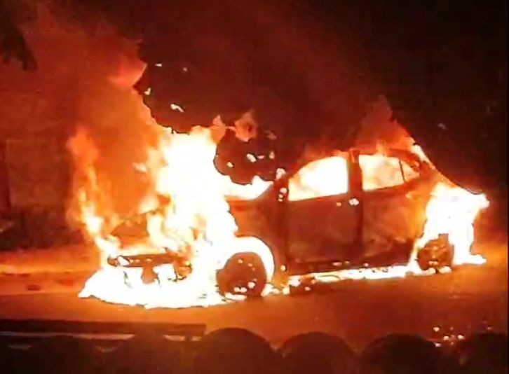 Carro fica destruído após pegar fogo na BR-226 em Natal