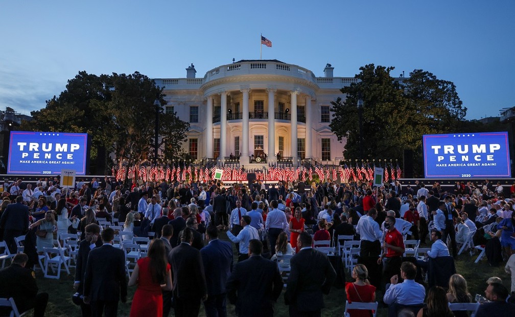 Apoiadores de Donald Trump aguardam em frente à Casa Branca discurso do presidente dos EUA nesta quinta-feira (27) que oficializa candidatura a reeleição — Foto: Carlos Barria/Reuters