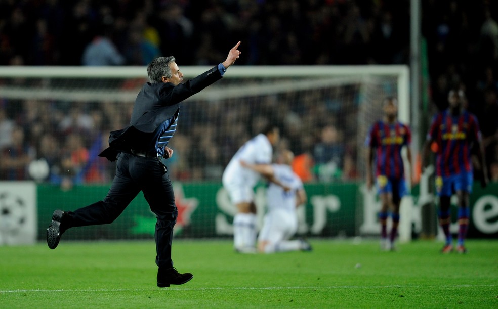 Mourinho corre no gramado do Camp Nou para comemorar a classificaÃ§Ã£o da Inter de MilÃ£o sobre Barcelona em 2010 â€” Foto: Getty Images