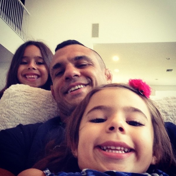 Vitor Belfort curte dia em casa com as filhas (Foto: Reprodução / Instagram)