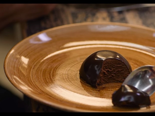 Phil Rosenthal come o chocolate do Lasai (Foto: Reprodução/Netflix)