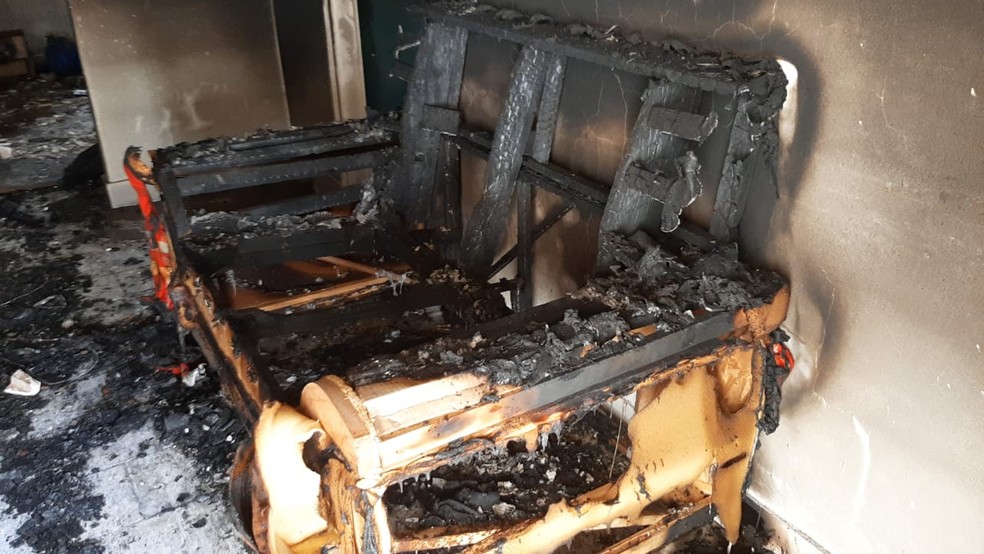 Móveis ficam destruídos após incêndio no Bairro Tabajaras em Uberlândia — Foto: Corpo de Bombeiros/Divulgação
