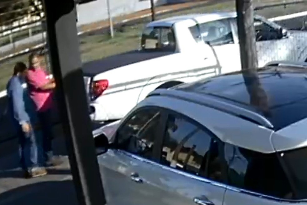 Suspeito se passa por cliente em garagem de venda de veículos para roubar caminhonete em Ibitinga — Foto: Câmera de Segurança /Reprodução