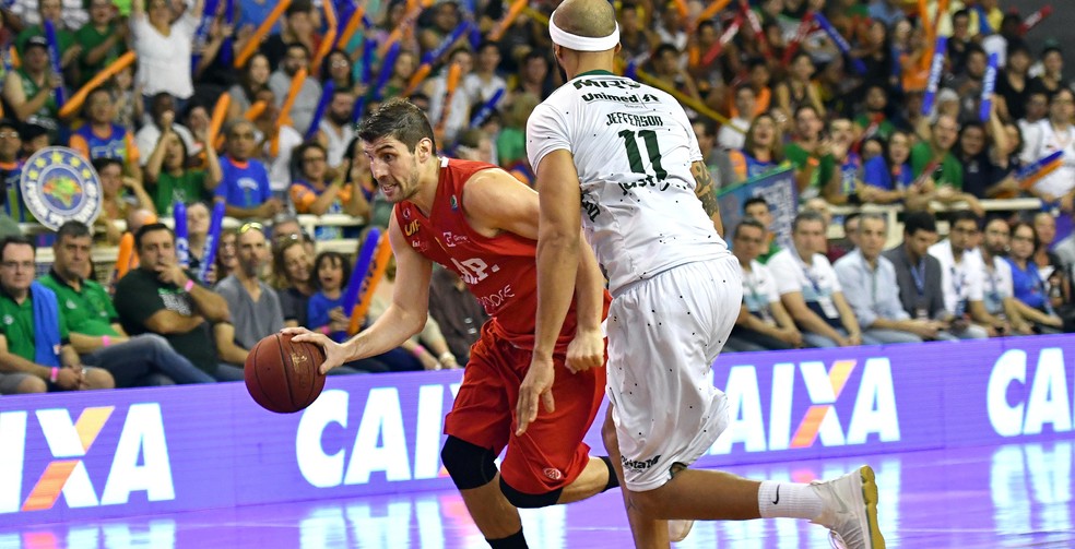 Jefferson terminou o jogo com 16 pontos, contra apenas 5 de Hure (Foto: Fotojump / LNB)