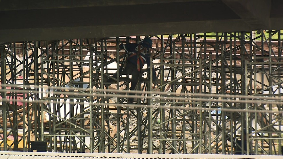 Obras no viaduto seguem na Marginal Pinheiros — Foto: TV Globo/Reprodução