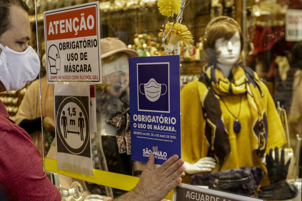A Vigil&acirc;ncia Sanit&aacute;ria do Estado de S&atilde;o Paulo realizou na manh&atilde; desta quarta-feira (1) na regi&atilde;o da rua 25 de Mar&ccedil;o, Centro da cidade de S&atilde;o Paulo, blitz para verifica&ccedil;&atilde;o do uso de m&aacute;scaras em ambientes comuns. &mdash; Foto: Suamy Beydoun/Estad&atilde;o Conte&uacute;do