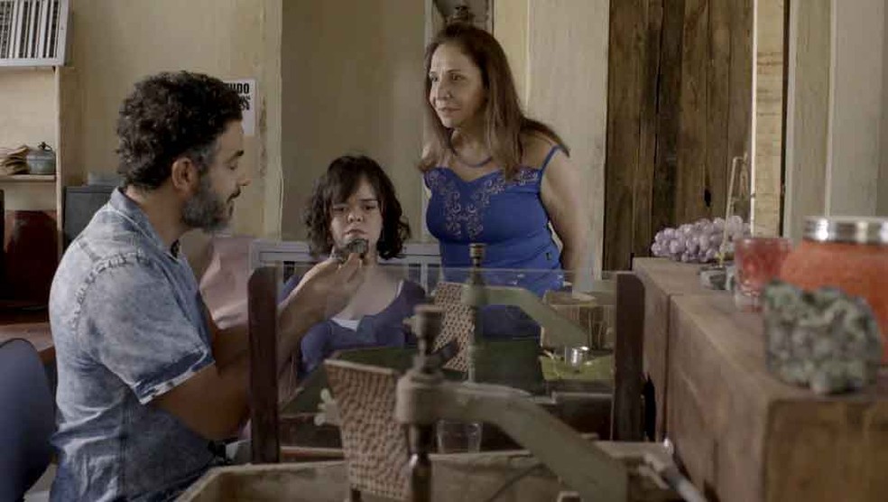 Juvenal explica seu trabalho para Estela e Rosalinda (Foto: TV Globo)