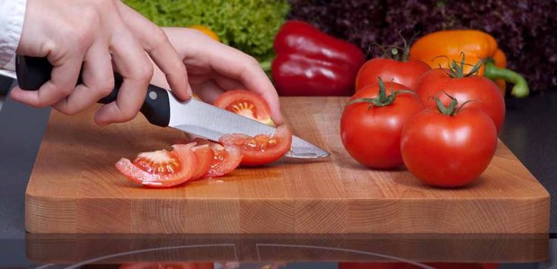 Cortes tipo Gomos - é o corte da batata rústica, com formato parecido a barquinhas. Bastante usado para tomates, pepino e abobrinhas. (Foto: KitchenAid/Reprodução)