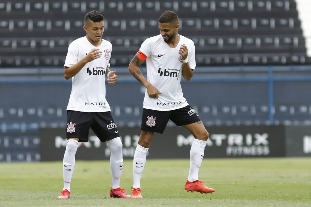 Adson e Vitinho em comemoração de um gol no Paulistão — Foto: Rodrigo Gazzanel / Ag.Corinthians