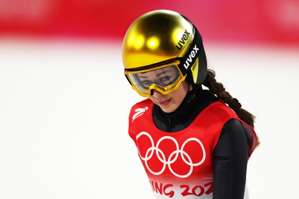 Juliane Seyfarth na disputa de salto com esqui nas Olimpíadas de Inverno de Pequim (Foto: Getty Images)