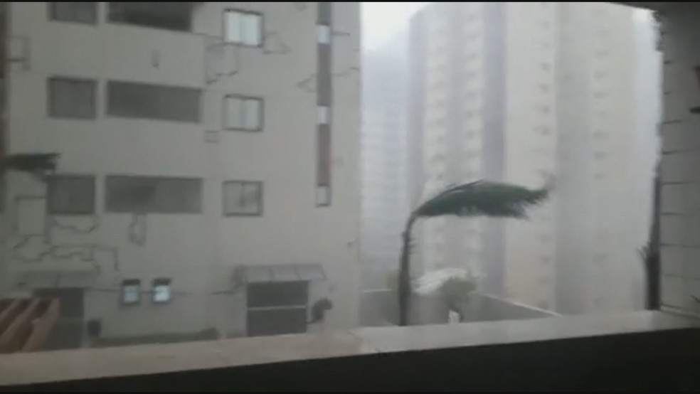 Chuva e vento forte em Águas Claras, no DF — Foto: Arquivo pessoal