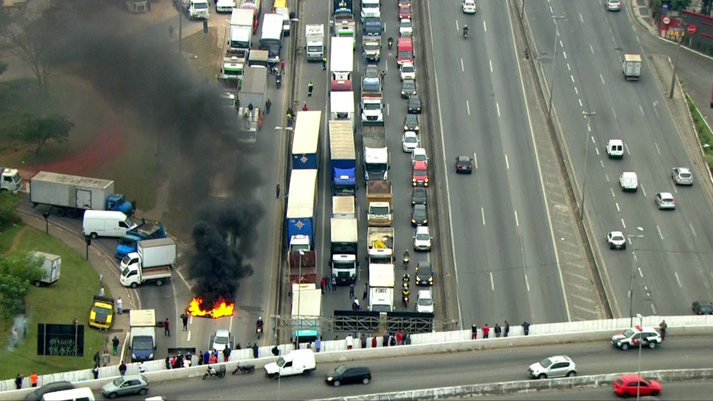 Fogo ateado por manifestantes em protesto dos caminhoneiros na Rodovia FernÃ£o Dias, congestionada no sentido SÃ£o Paulo.  (Foto: ReproduÃ§Ã£o/TV Globo)