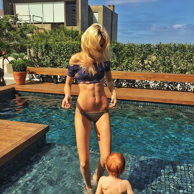 Carol Trentini exibe gominhos em dia de piscina com o ...