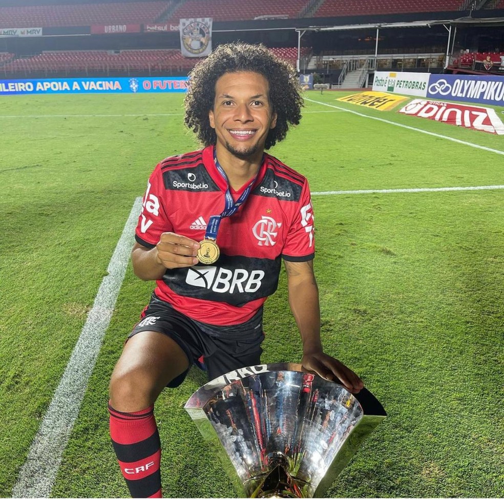 Willian Arão com a taça de campeão brasileiro de 2020 — Foto: Arquivo pessoal/Instagram