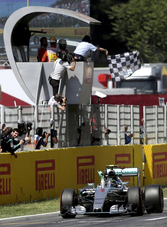 Nico Rosberg recebe bandeirada da vitória no GP da Espanha (Foto: EFE)