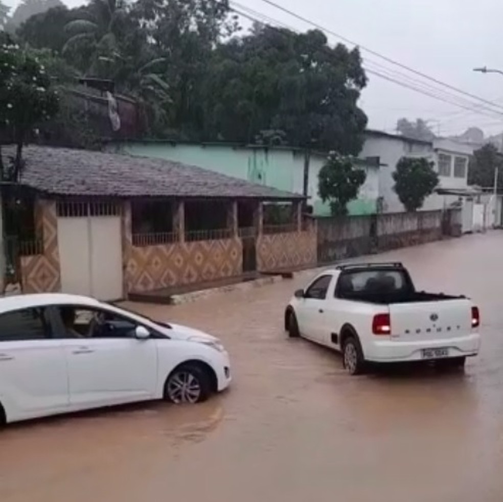 Chuva alagou avenida na Guabiraba, na Zona Norte do Recife, neste sábado (4) — Foto: Reprodução/WhatsApp