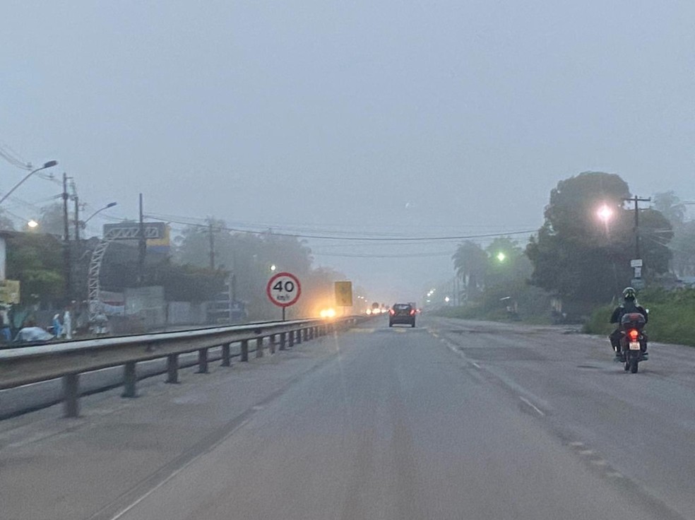 Neblina na AL-101 Sul, em Marechal Deodoro — Foto: Michelle Farias/g1
