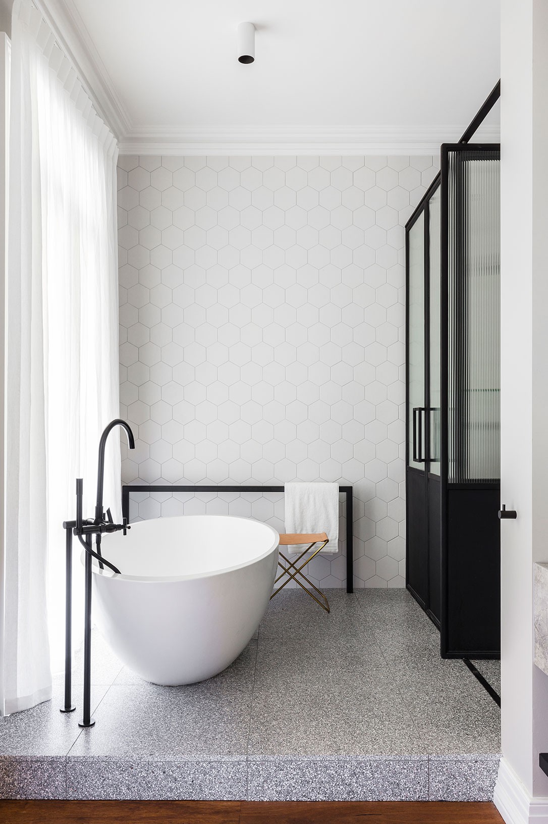 Décor do dia: banheiro minimalista com azulejos hexagonais (Foto: Reprodução)