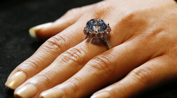 Um raro diamante azul 7,59 quilates é fotografado nas salas de leilões da Sotheby, em Londres. O anel e outras joias serão   leiloadas no dia 7 de outubro (Foto: AP Photo/Kirsty Wigglesworth)
