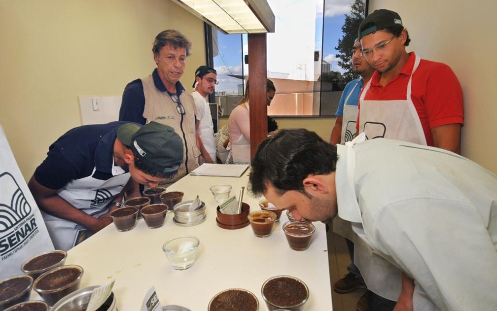 Alunos participam de curso de Classificação e Degustação de Café — Foto: Divulgação/Sistema Faemg